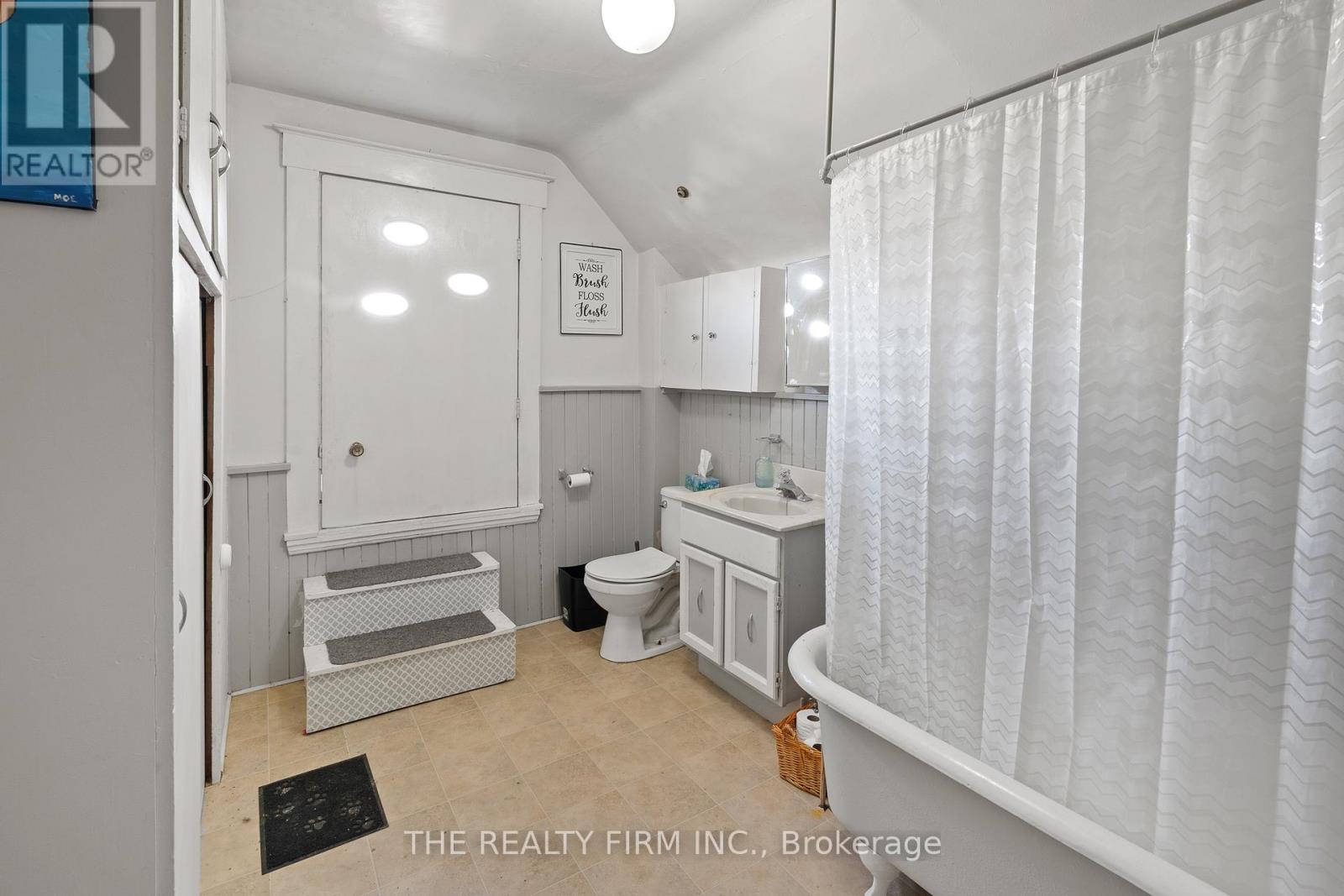 20 Fourth Avenue, St. Thomas, Ontario  N5R 4H2 - Photo 8 - X12050473