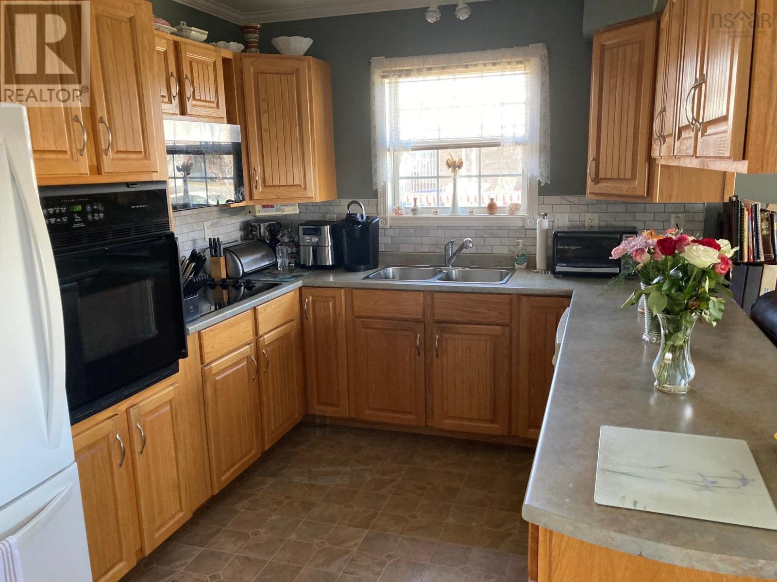 68 Sherbrooke Avenue, Lahave Heights 1, Bridgewater, Nova Scotia  B4V 4E7 - Photo 7 - 202506229