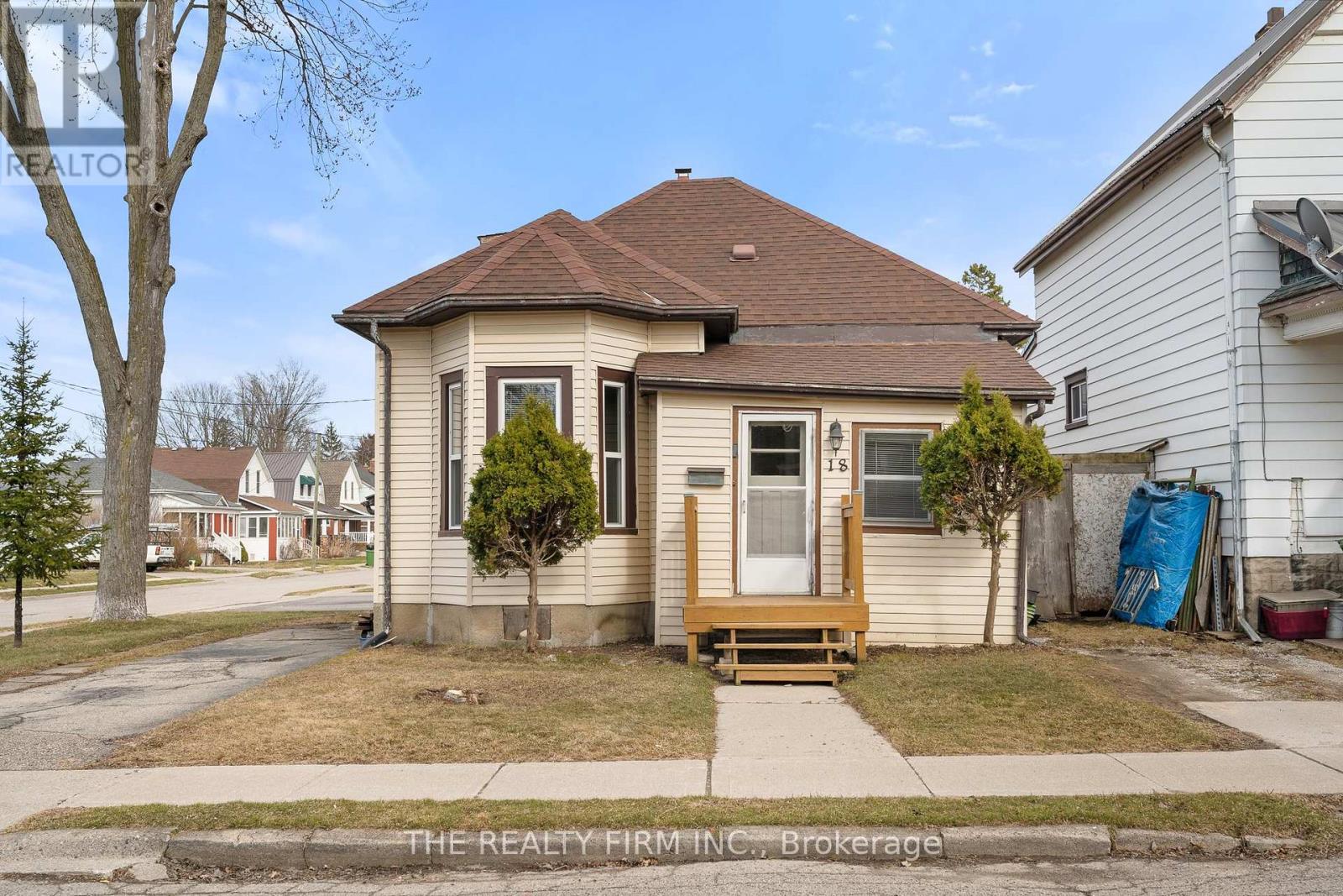 18 Fourth Avenue, St. Thomas, Ontario  N5R 4H2 - Photo 1 - X12050580