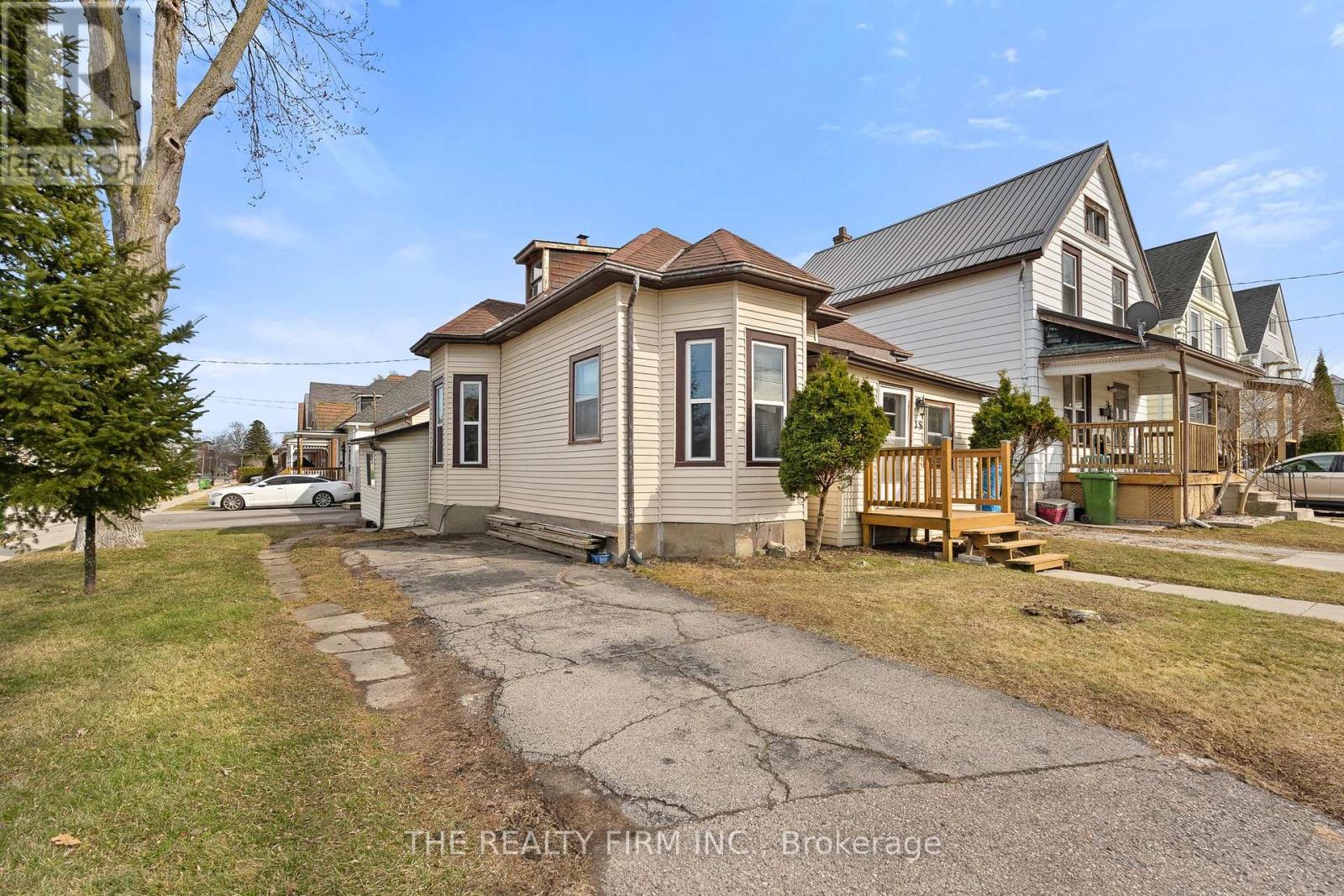 18 Fourth Avenue, St. Thomas, Ontario  N5R 4H2 - Photo 2 - X12050580