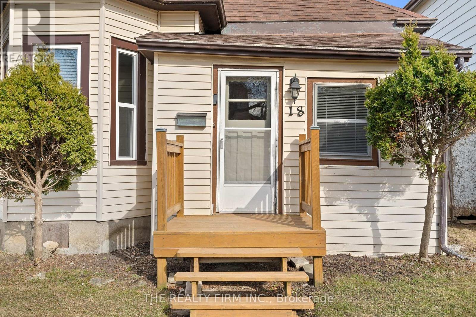 18 Fourth Avenue, St. Thomas, Ontario  N5R 4H2 - Photo 4 - X12050580