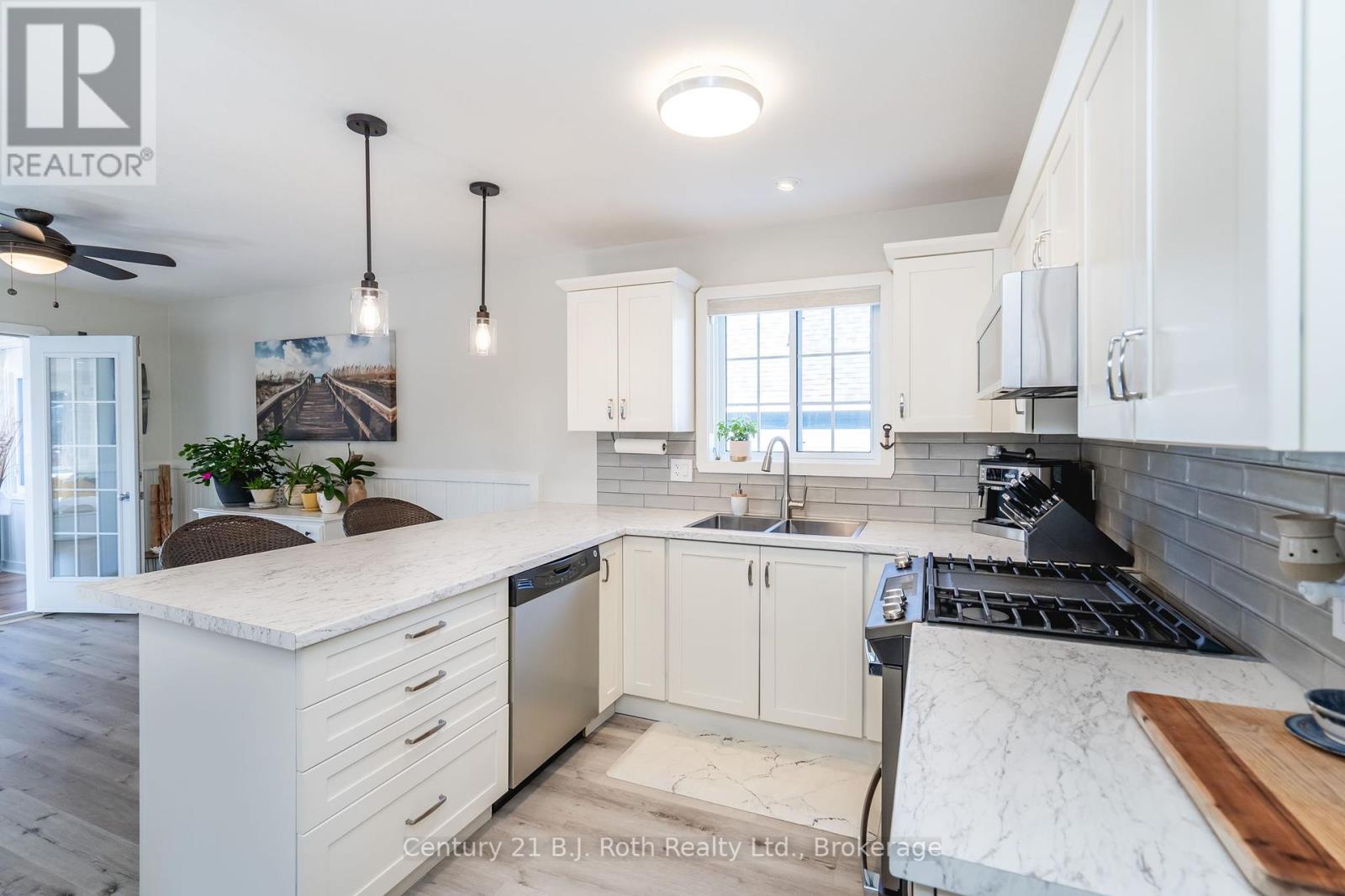 42 Madawaska Trail, Wasaga Beach, Ontario  L9Z 1X7 - Photo 7 - S12050615