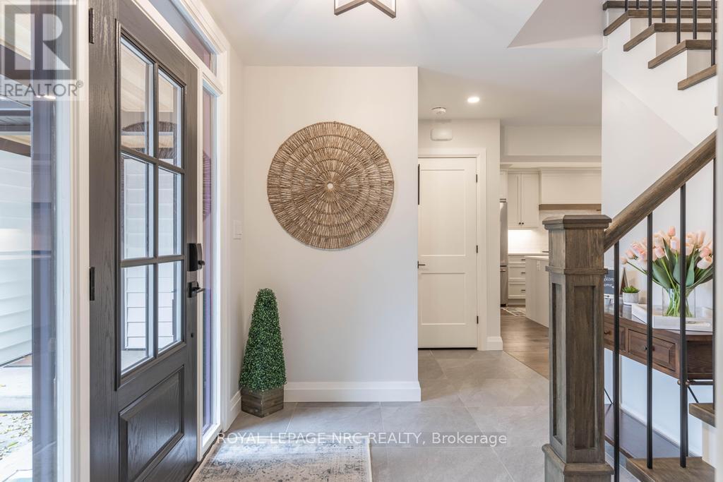 12 Scottdale Court, Pelham, Ontario  L0S 1E3 - Photo 8 - X12050676