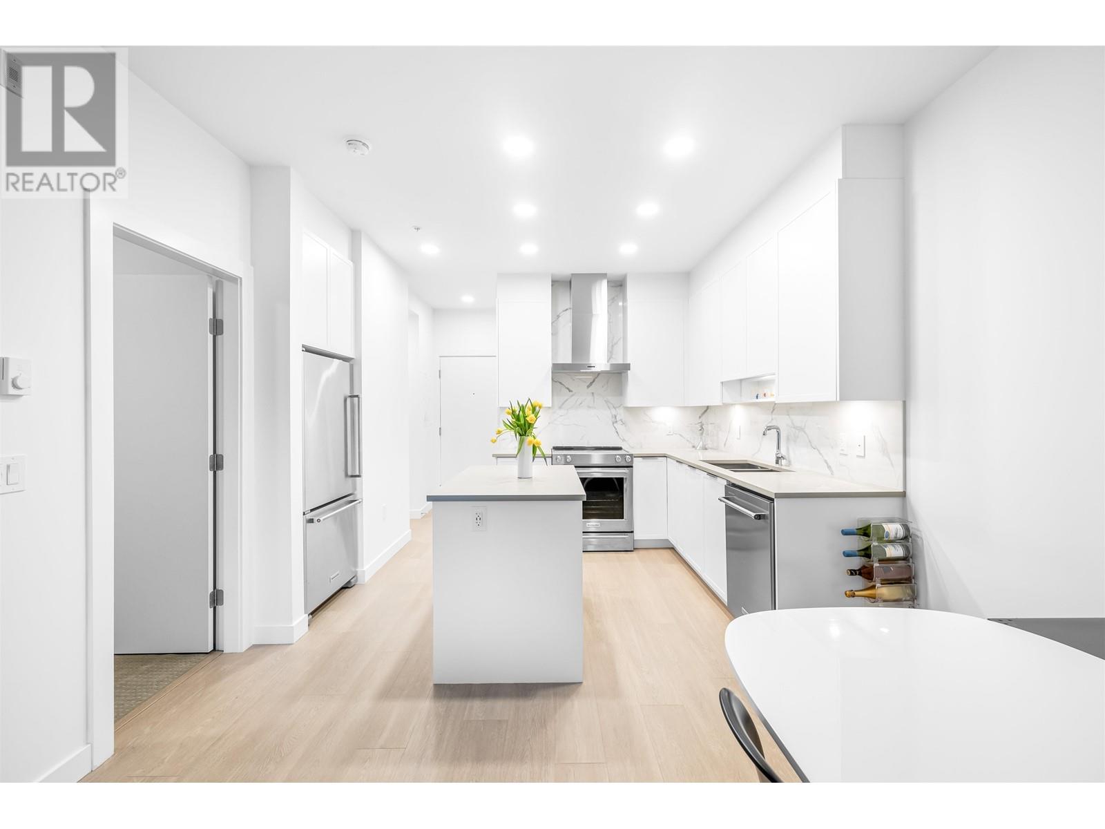 Listing Picture 4 of 32 : 203 7788 18TH STREET, Burnaby / 本拿比 - 魯藝地產 Yvonne Lu Group - MLS Medallion Club Member