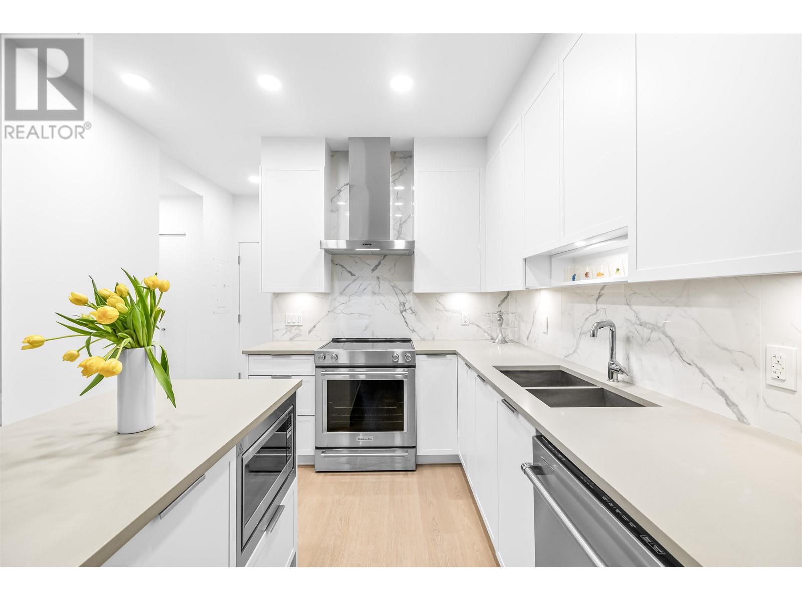 Listing Picture 3 of 32 : 203 7788 18TH STREET, Burnaby / 本拿比 - 魯藝地產 Yvonne Lu Group - MLS Medallion Club Member