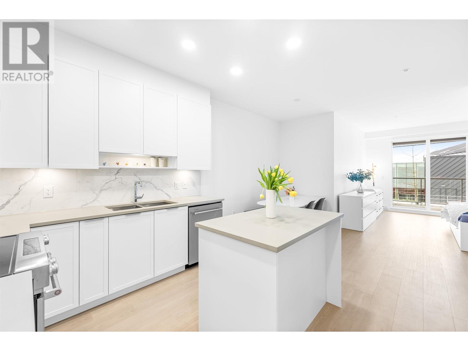Listing Picture 5 of 32 : 203 7788 18TH STREET, Burnaby / 本拿比 - 魯藝地產 Yvonne Lu Group - MLS Medallion Club Member