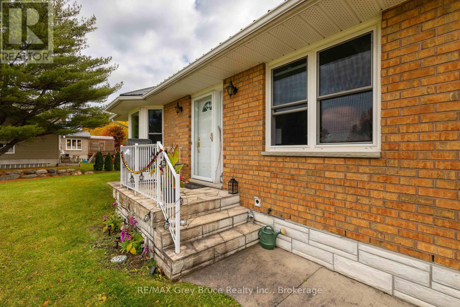 118 Matilda Street, Blue Mountains, Ontario  N0H 1J0 - Photo 3 - X12048365