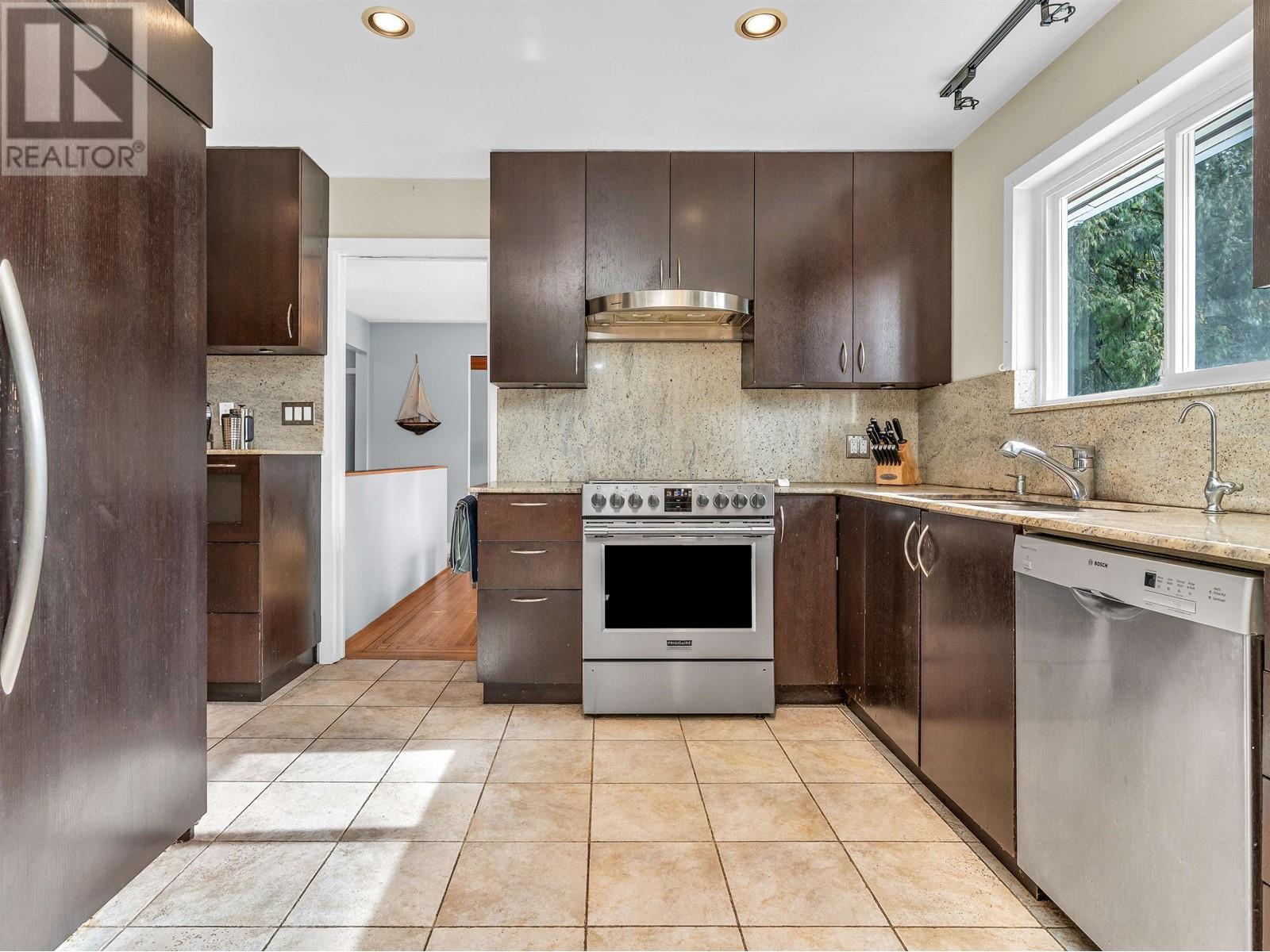 2422 Hyannis Drive, North Vancouver, British Columbia  V7H 2E6 - Photo 6 - R2983455