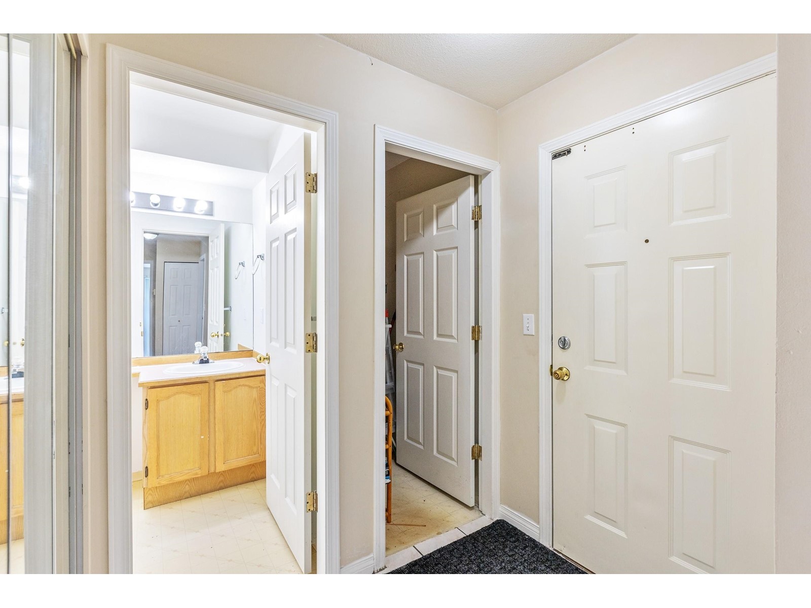 202 9951 152 Street, Surrey, British Columbia  V3R 4G5 - Photo 3 - R2982795