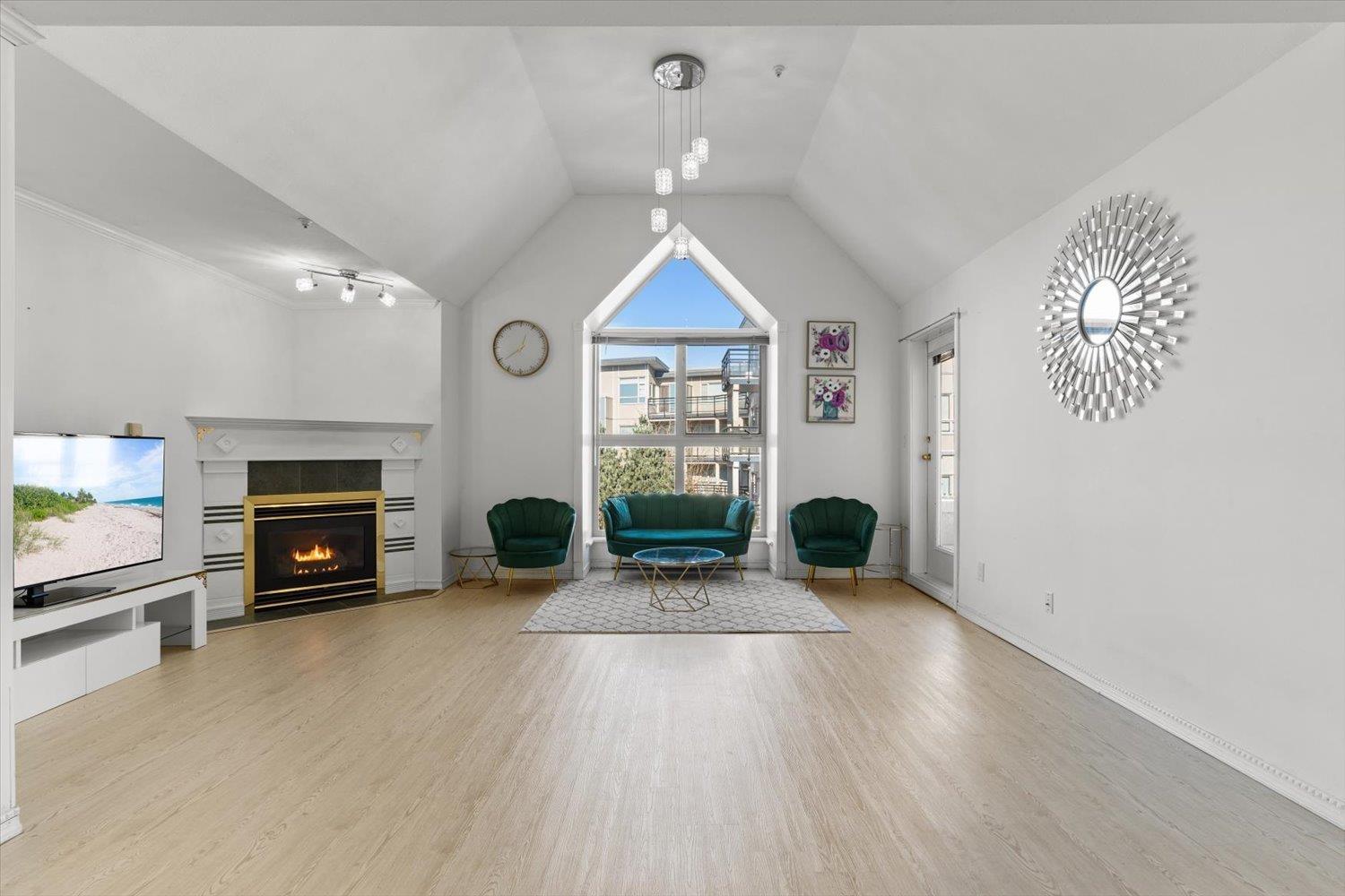 309 10128 132 Street, Surrey, British Columbia  V3T 3T5 - Photo 1 - R2982848