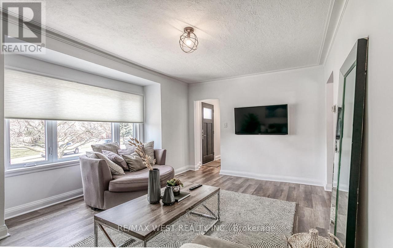 3 Greenacres Road, Toronto, Ontario  M6M 4A6 - Photo 13 - W12051126