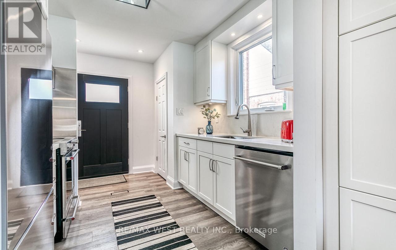 3 Greenacres Road, Toronto, Ontario  M6M 4A6 - Photo 16 - W12051126