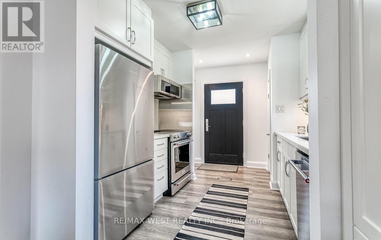 3 Greenacres Road, Toronto, Ontario  M6M 4A6 - Photo 17 - W12051126