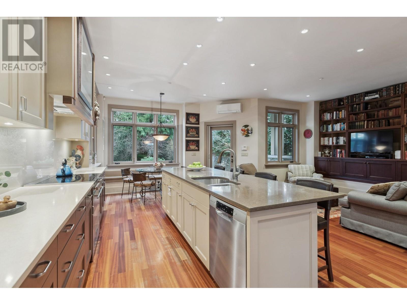 Listing Picture 2 of 40 : 4767 TRAFALGAR STREET, Vancouver / 溫哥華 - 魯藝地產 Yvonne Lu Group - MLS Medallion Club Member