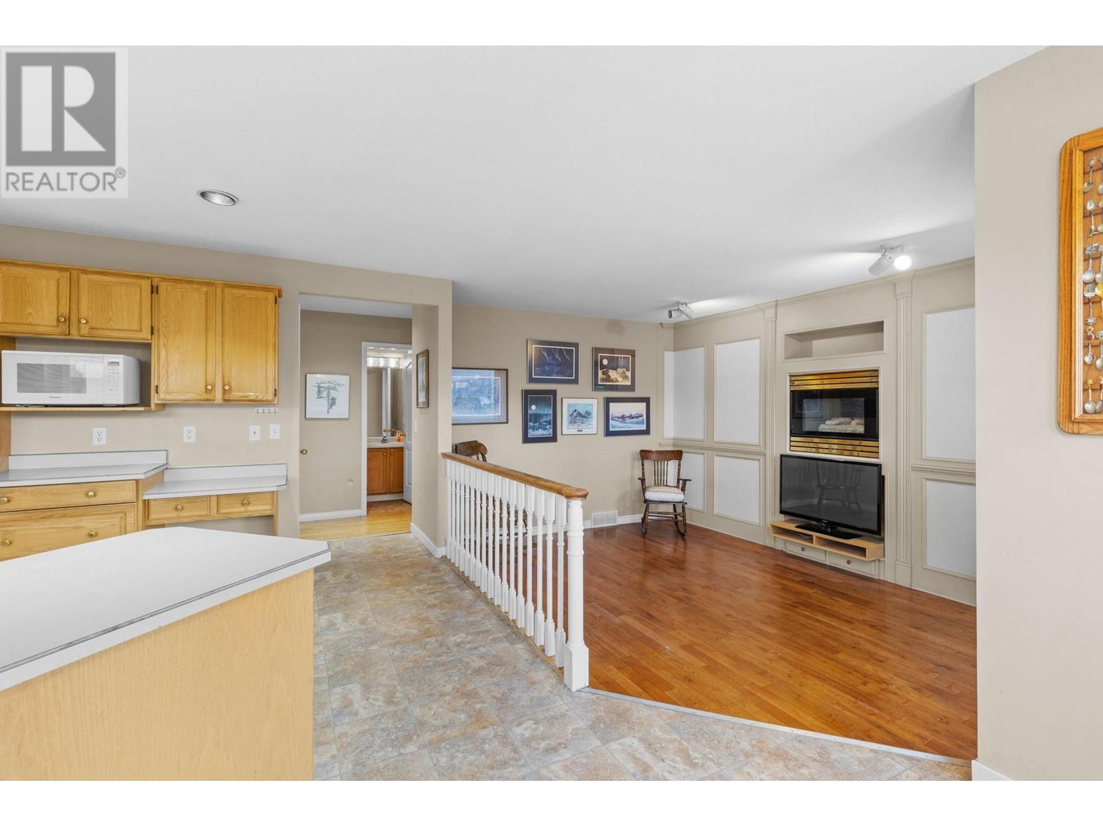 Property at 157 Southview Court image 5