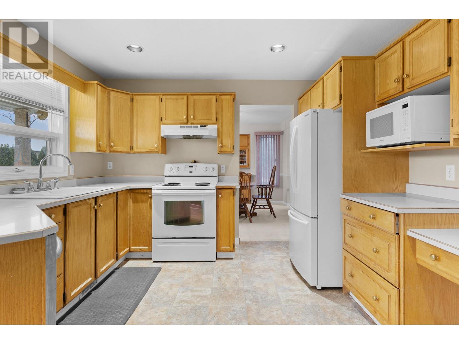 Property at 157 Southview Court image 4