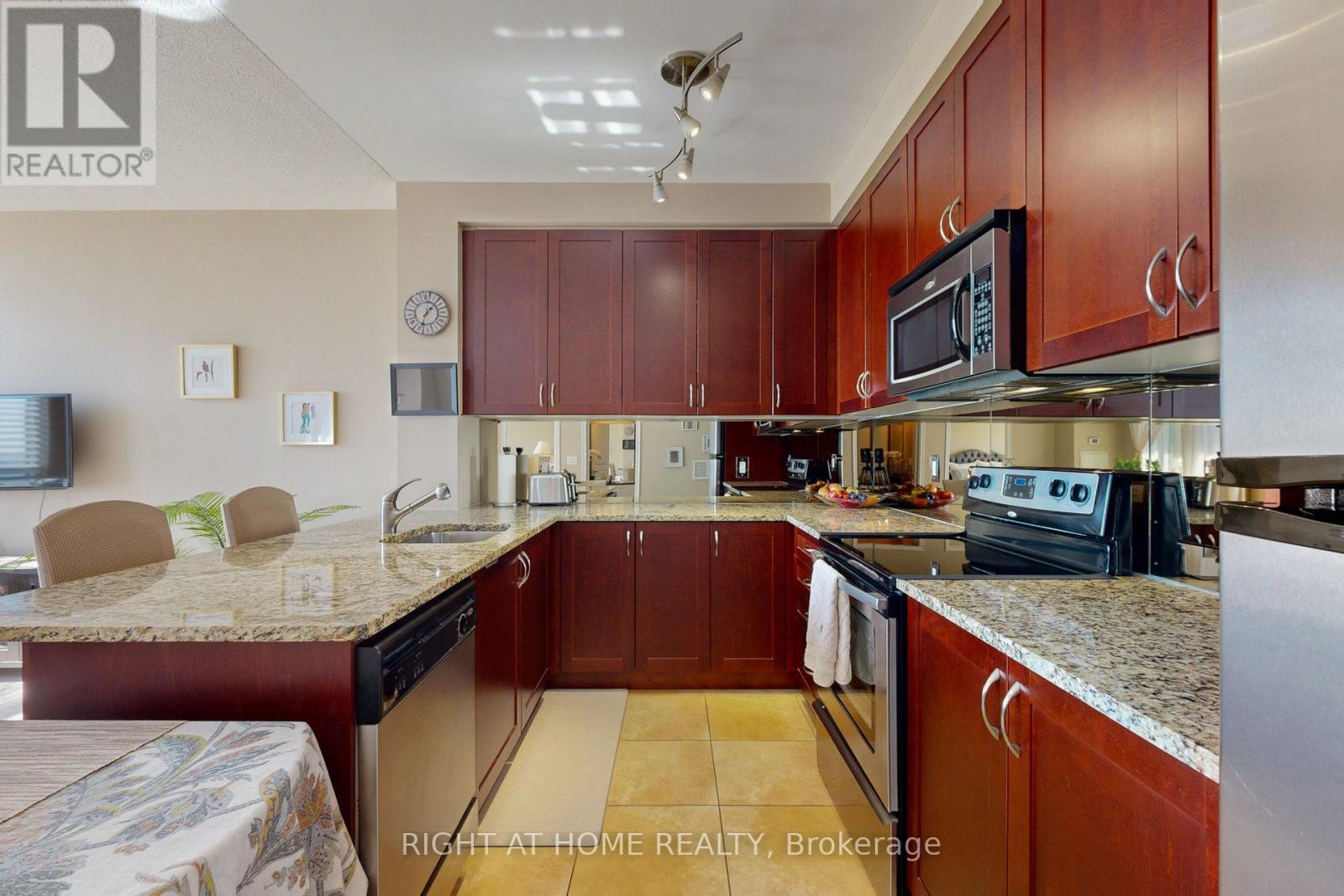 1009 - 9235 Jane Street, Vaughan, Ontario  L6A 0J8 - Photo 8 - N12051253