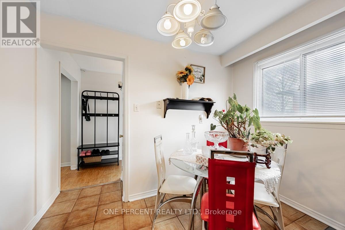 407 Pinemeadow Avenue, Mississauga, Ontario  L5B 2K1 - Photo 11 - W12051265