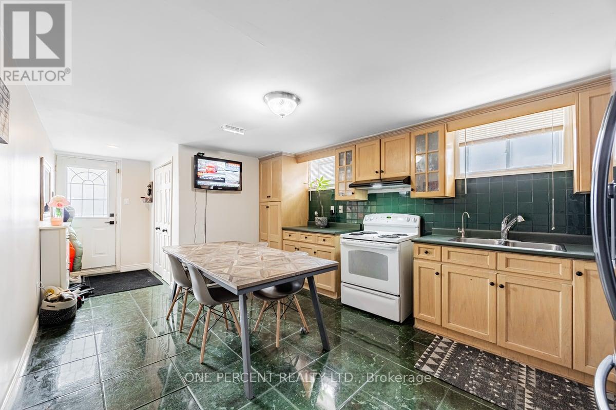 407 Pinemeadow Avenue, Mississauga, Ontario  L5B 2K1 - Photo 24 - W12051265