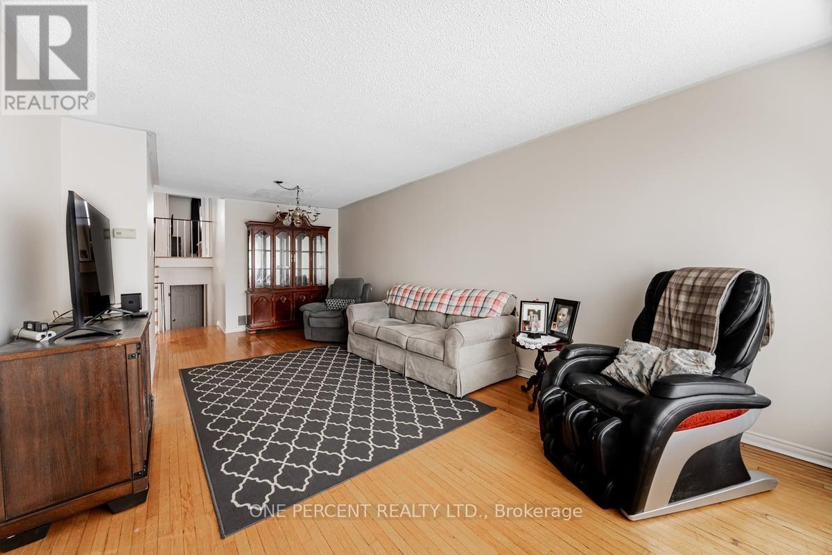 407 Pinemeadow Avenue, Mississauga, Ontario  L5B 2K1 - Photo 8 - W12051265