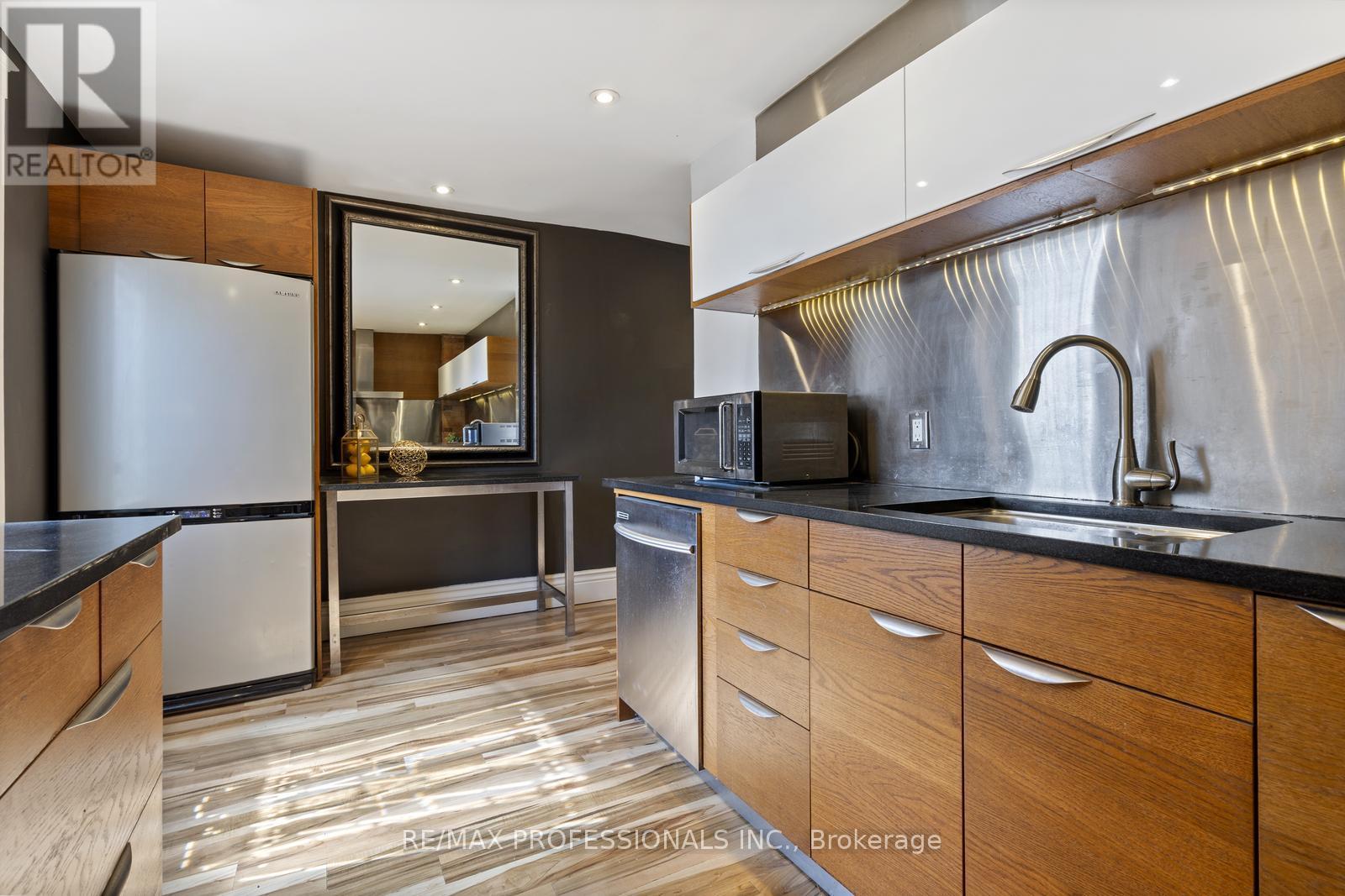 179 Marion Street, Toronto (High Park-Swansea), Ontario  M6R 1E9 - Photo 6 - W12051307