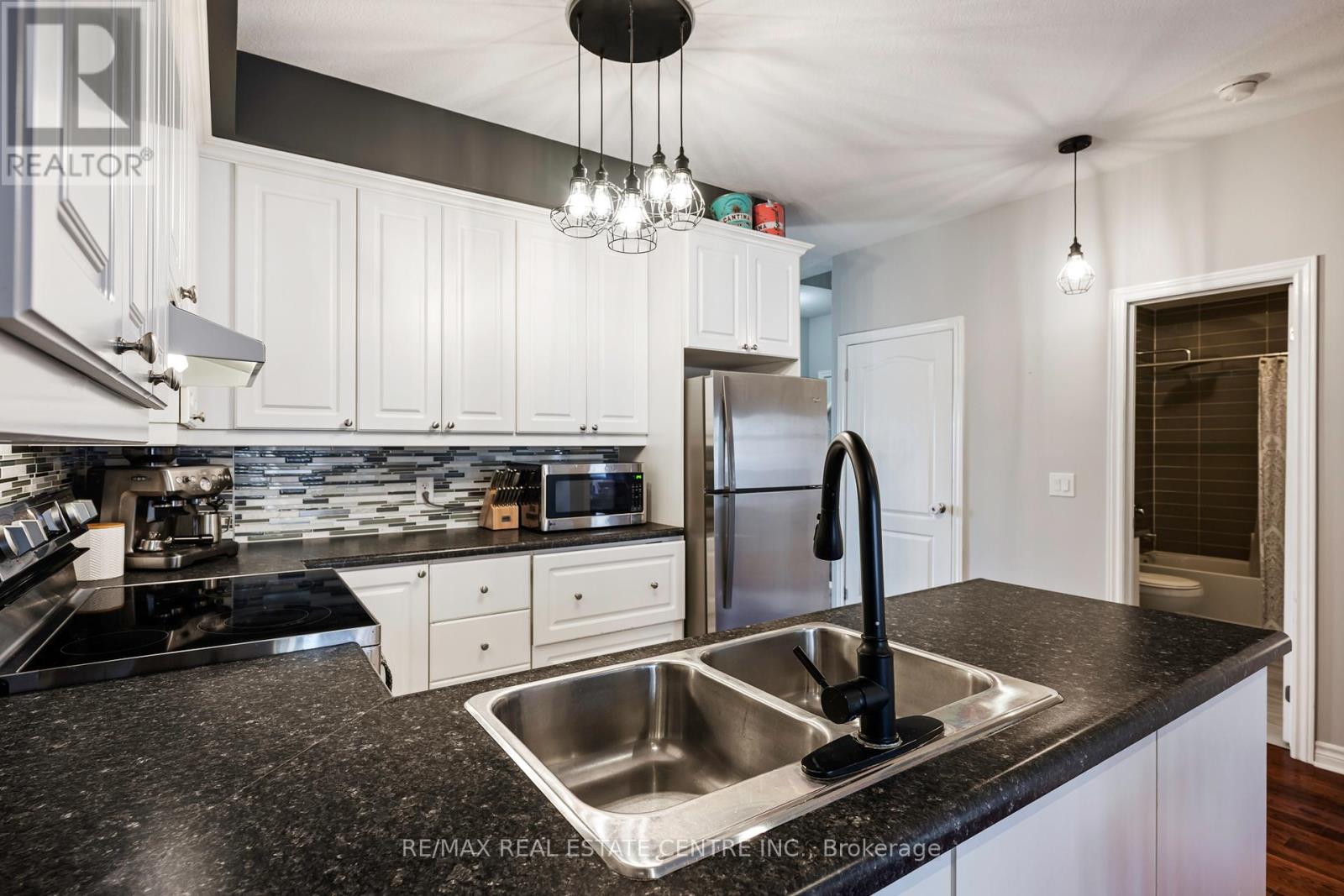 111 Samuel Drive, Wellington North (Arthur), Ontario  N0G 1A0 - Photo 8 - X12051405