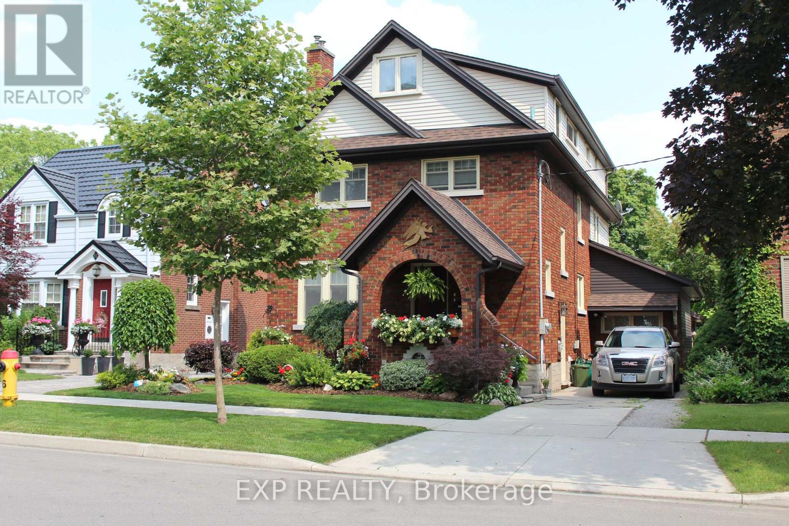 Property at 77 BORDEN AVENUE N image 3