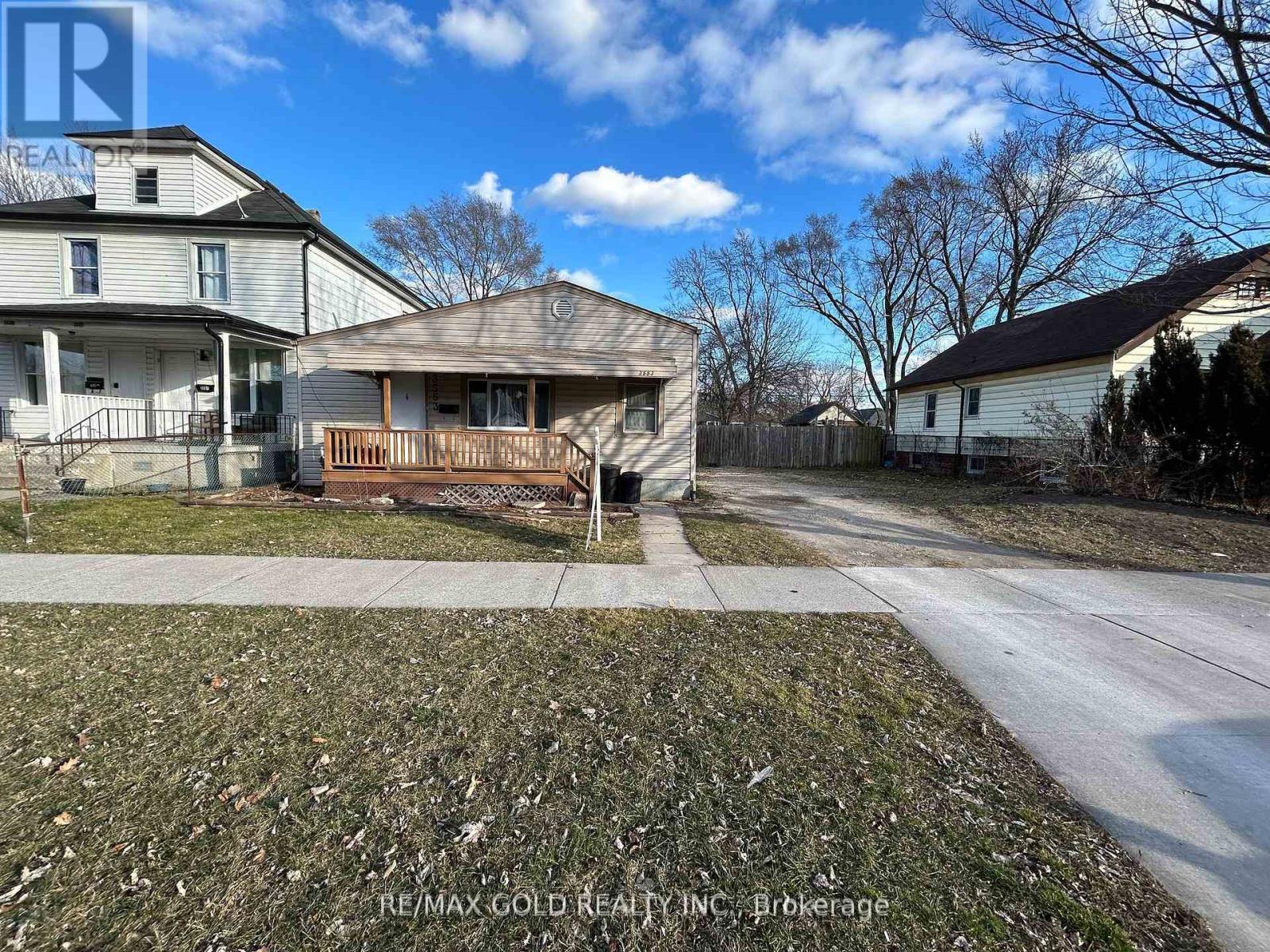 Property at 3553 KING STREET image 2