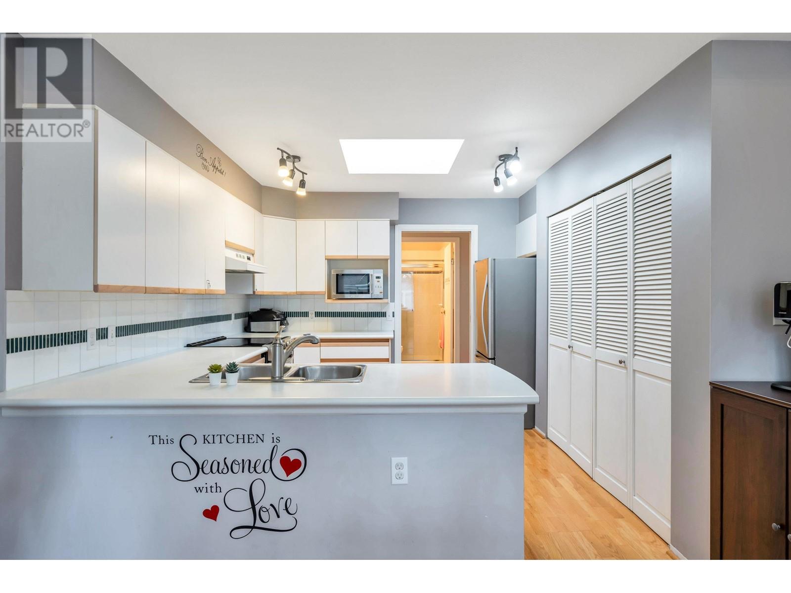 Listing Picture 10 of 34 : 308 1655 AUGUSTA AVENUE, Burnaby / 本拿比 - 魯藝地產 Yvonne Lu Group - MLS Medallion Club Member