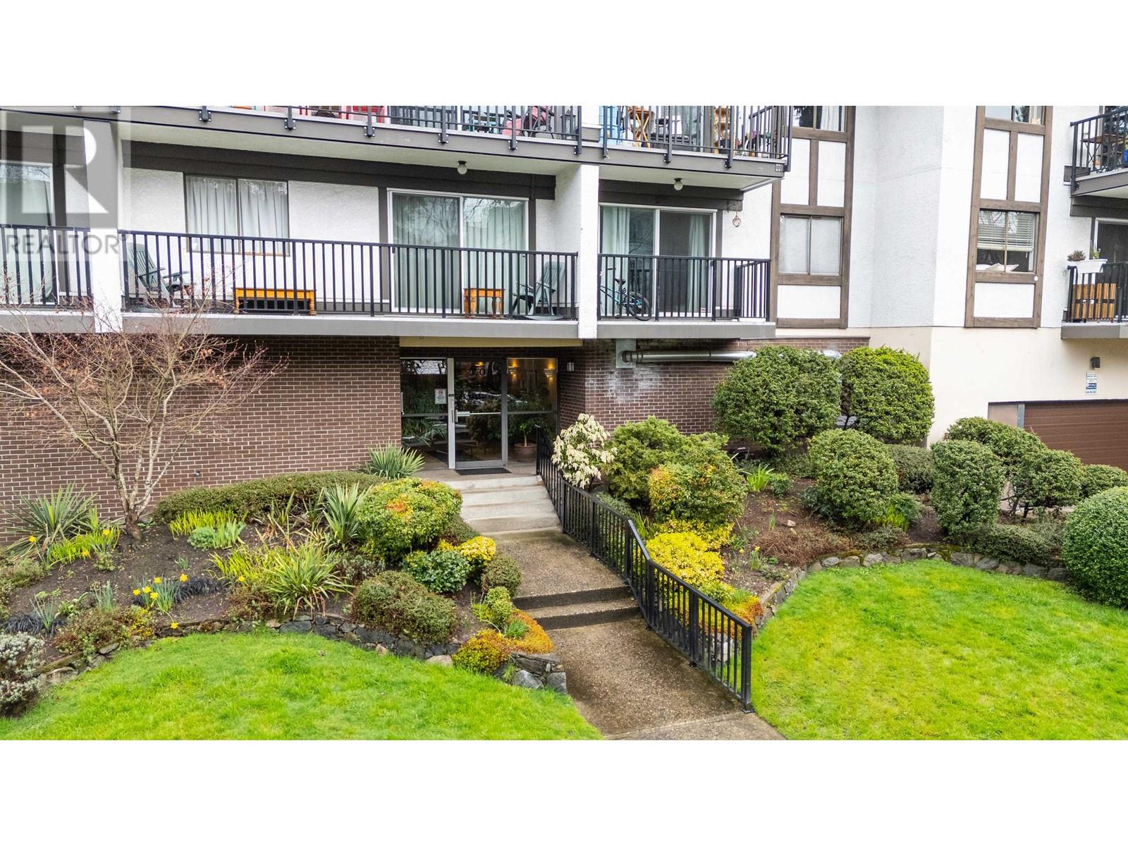 207 270 W 1st Street, North Vancouver, British Columbia  V7M 1B4 - Photo 2 - R2983612