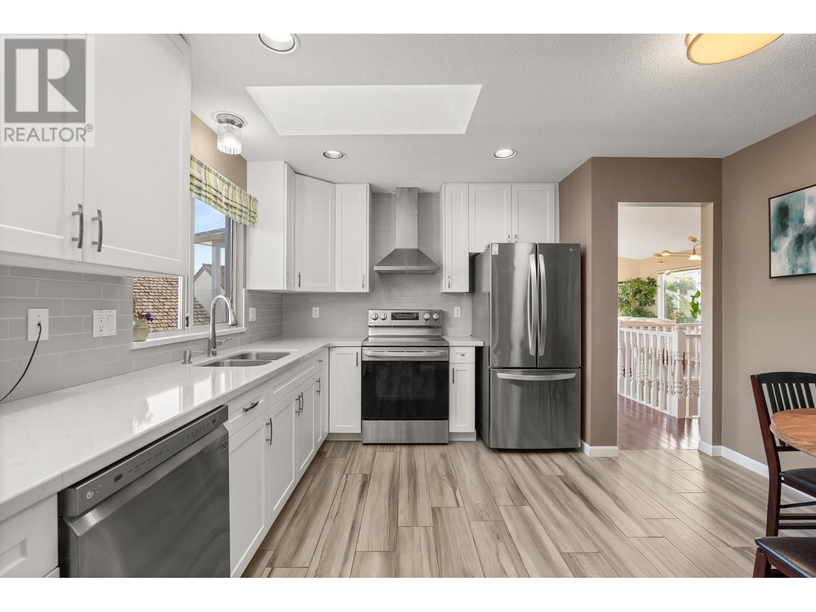 Property at 1480 VIEW CRESCENT image 3