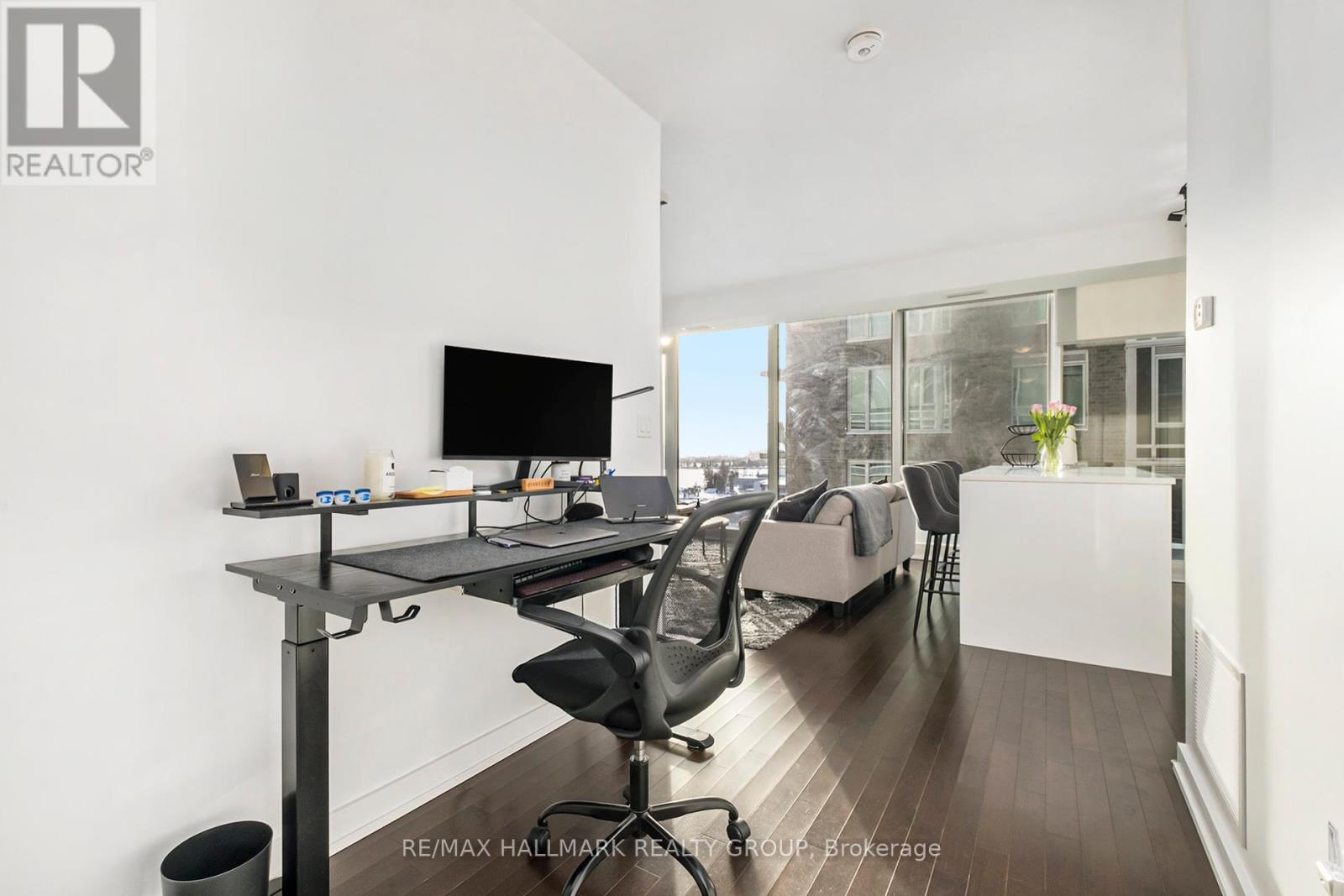 Property at 1111 - 111 CHAMPAGNE AVENUE S image 4