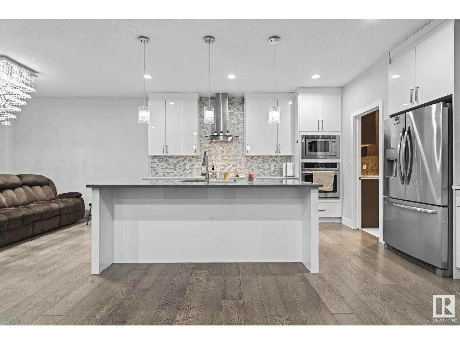 Property at 6105 19A AV SW image 4