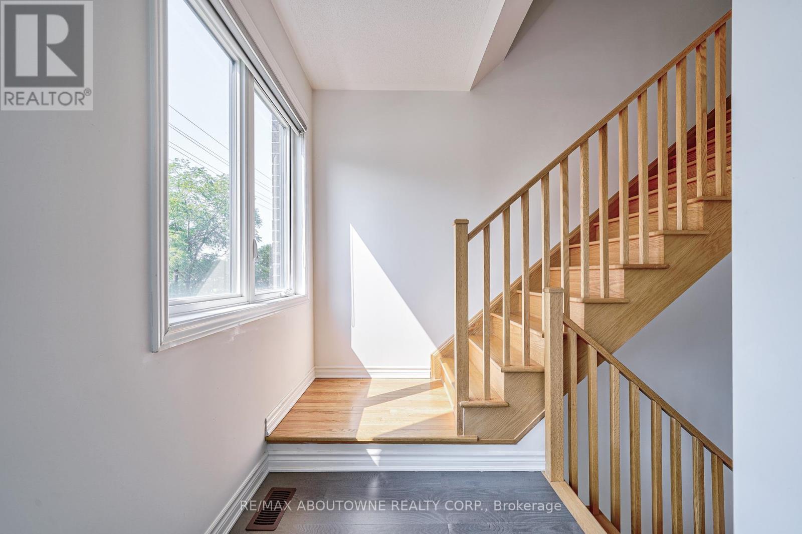 2501 Littlefield Crescent, Oakville (1007 - Ga Glen Abbey), Ontario  L6M 5L9 - Photo 13 - W12051712
