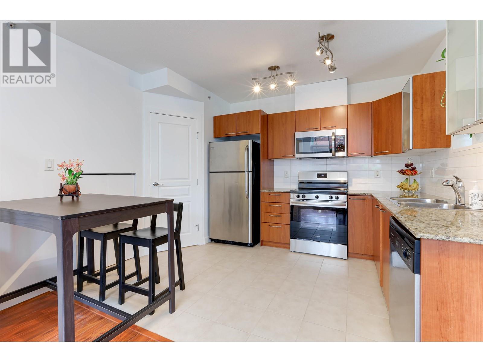 Listing Picture 8 of 28 : 1468 CEDAR COTTAGE MEWS, Vancouver / 溫哥華 - 魯藝地產 Yvonne Lu Group - MLS Medallion Club Member