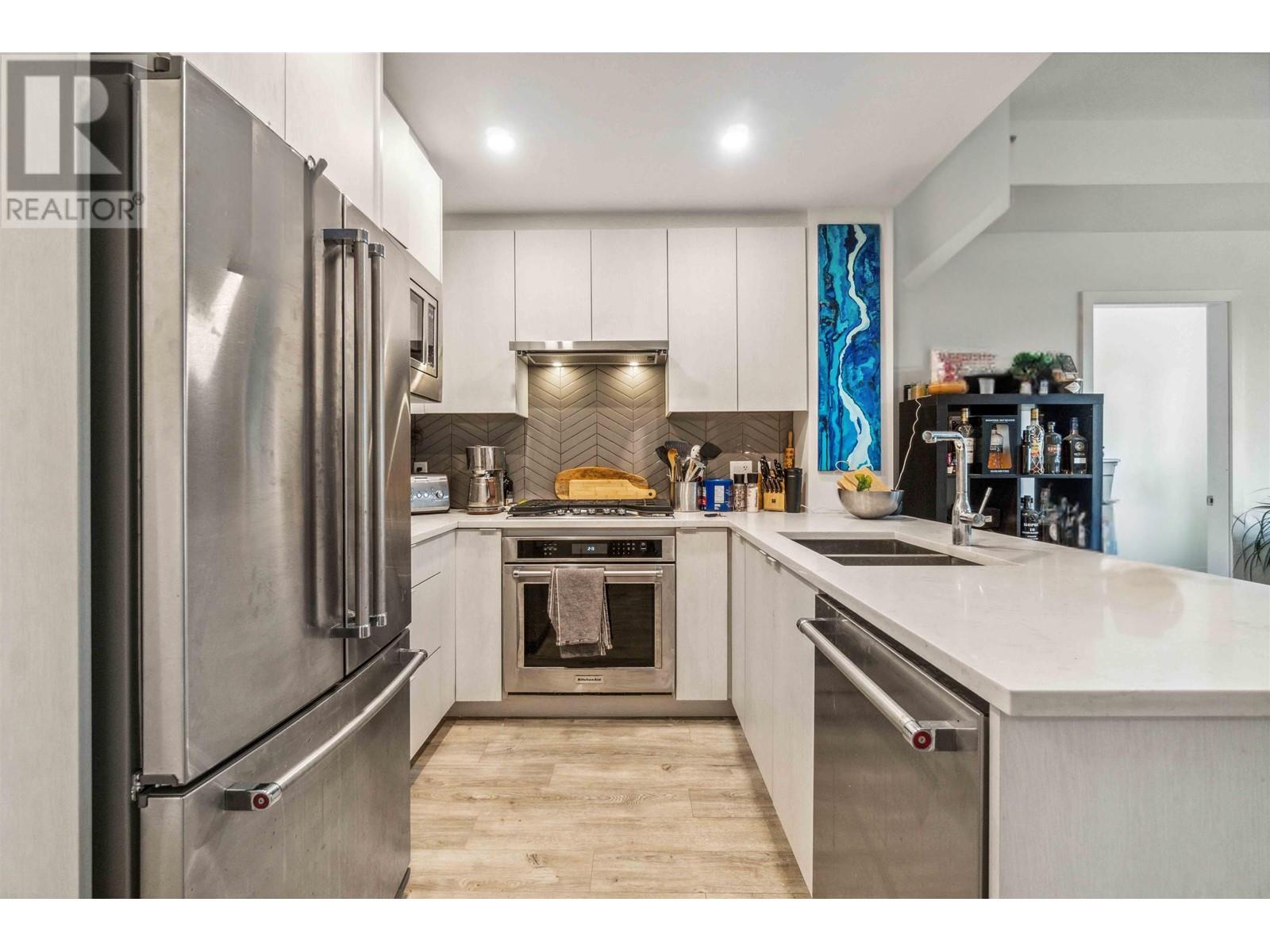 303 717 Breslay Street, Coquitlam, British Columbia  V3J 4A5 - Photo 3 - R2983678