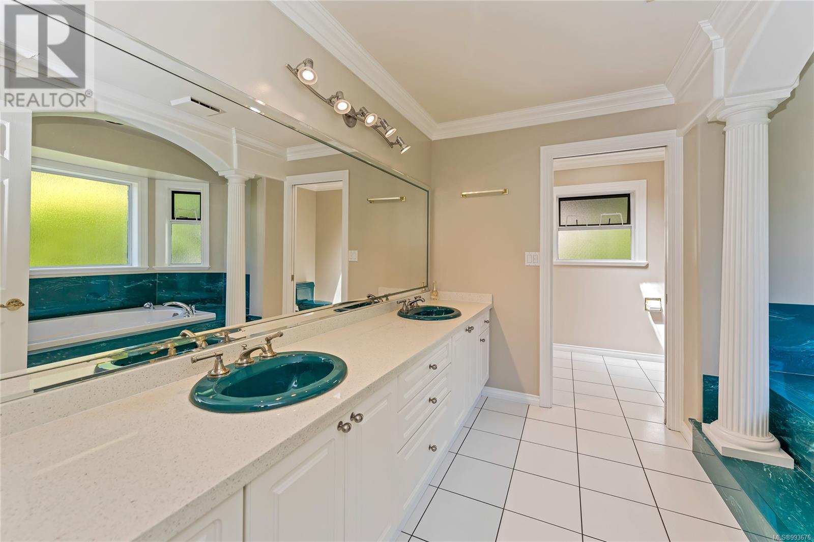 Property at 948 Boulderwood Rise image 4