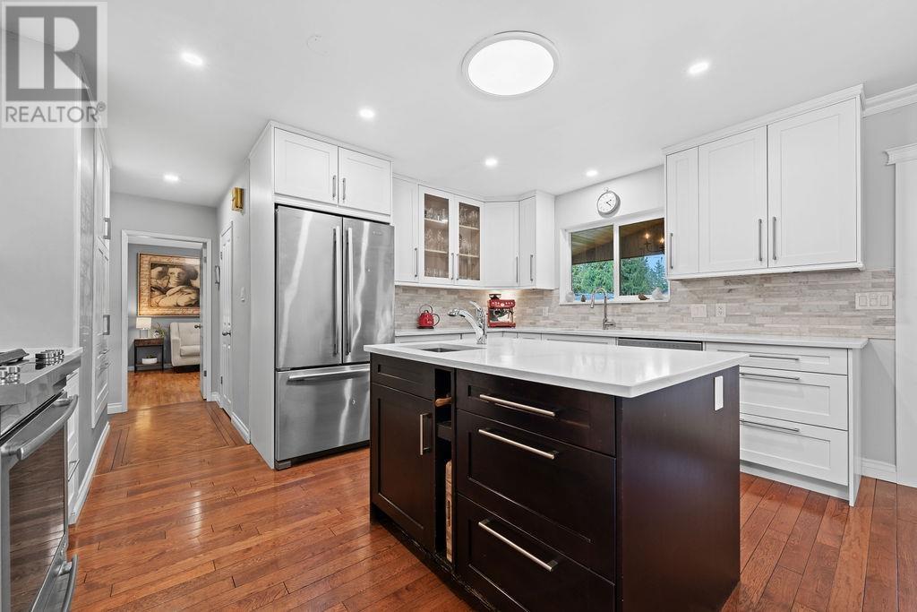 Property at 549 W 22ND STREET image 3