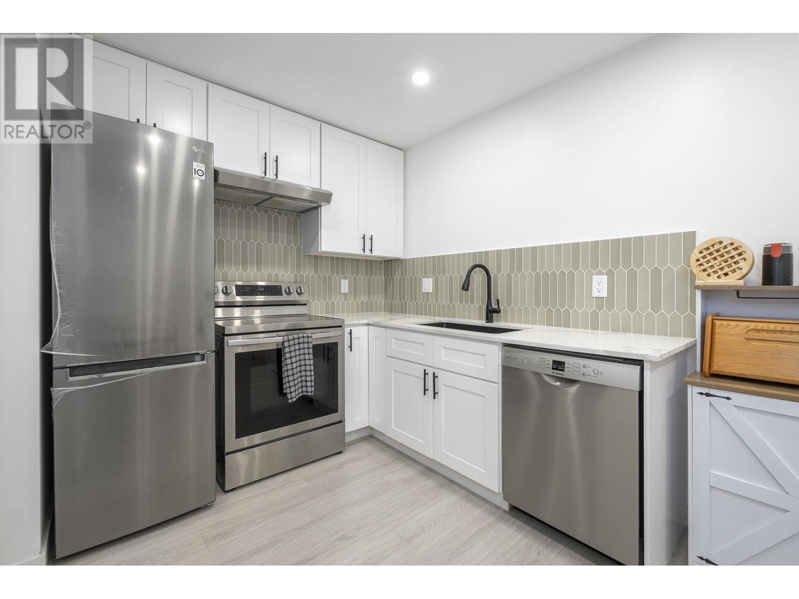 203 145 E 12TH STREET, north vancouver, British Columbia