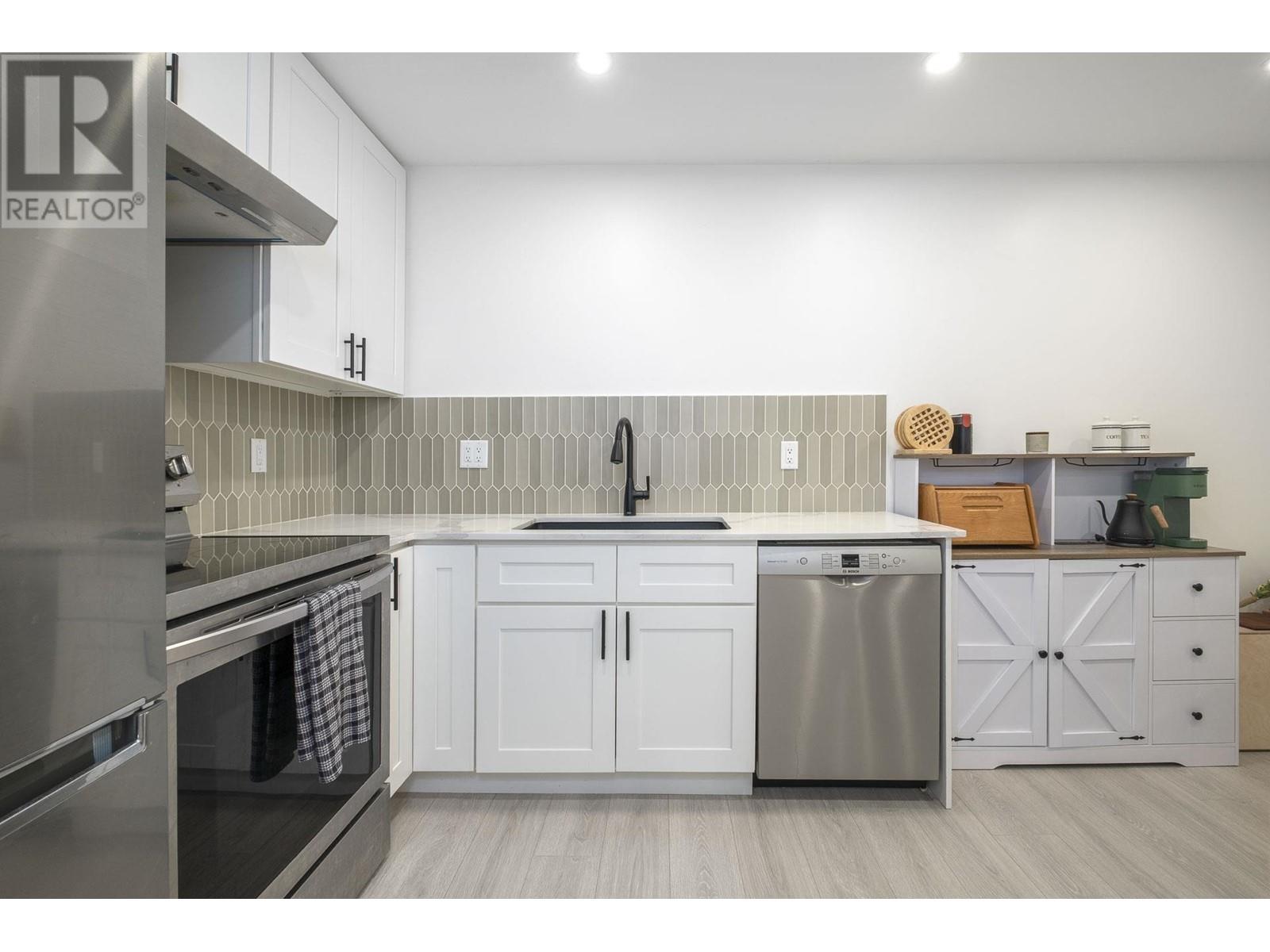 203 145 E 12th Street, North Vancouver, British Columbia  V7L 2J3 - Photo 2 - R2983888