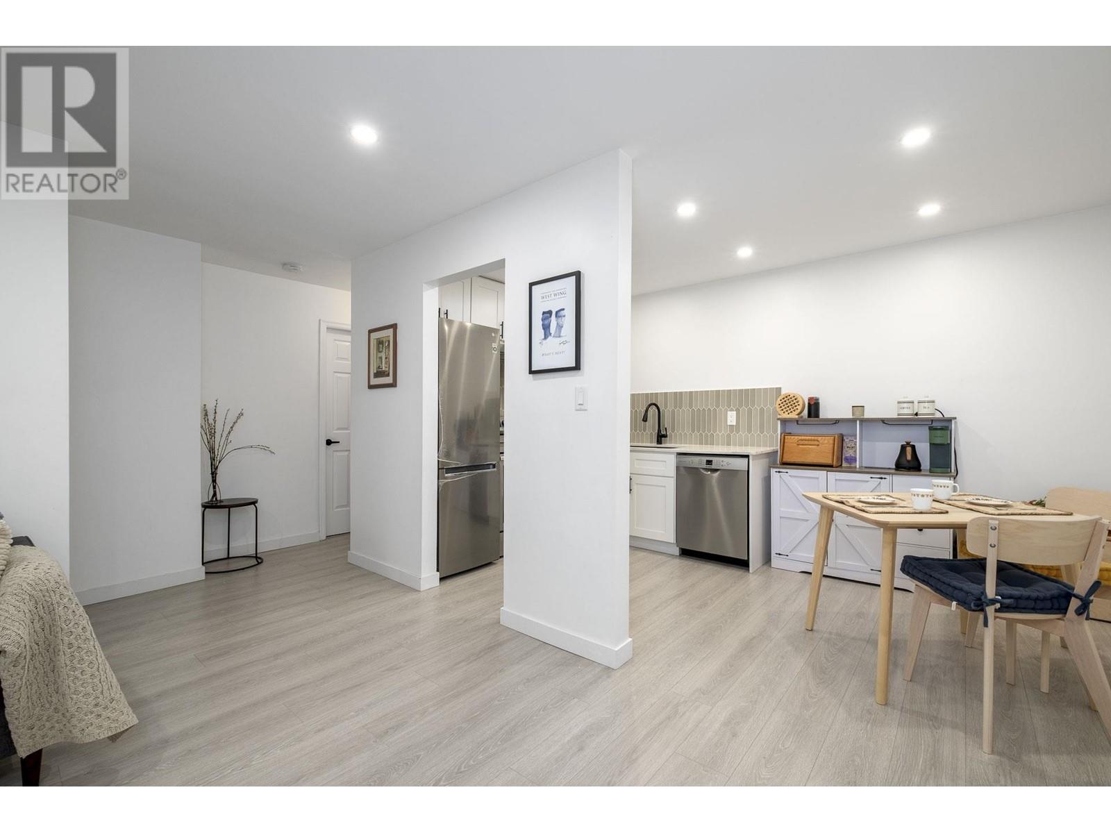 203 145 E 12th Street, North Vancouver, British Columbia  V7L 2J3 - Photo 3 - R2983888