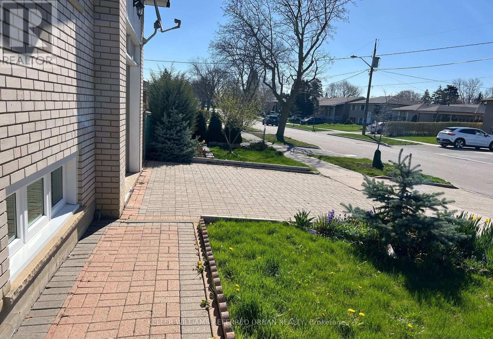 49 Dundee Drive, Toronto, Ontario  M3J 1H7 - Photo 3 - W12052053