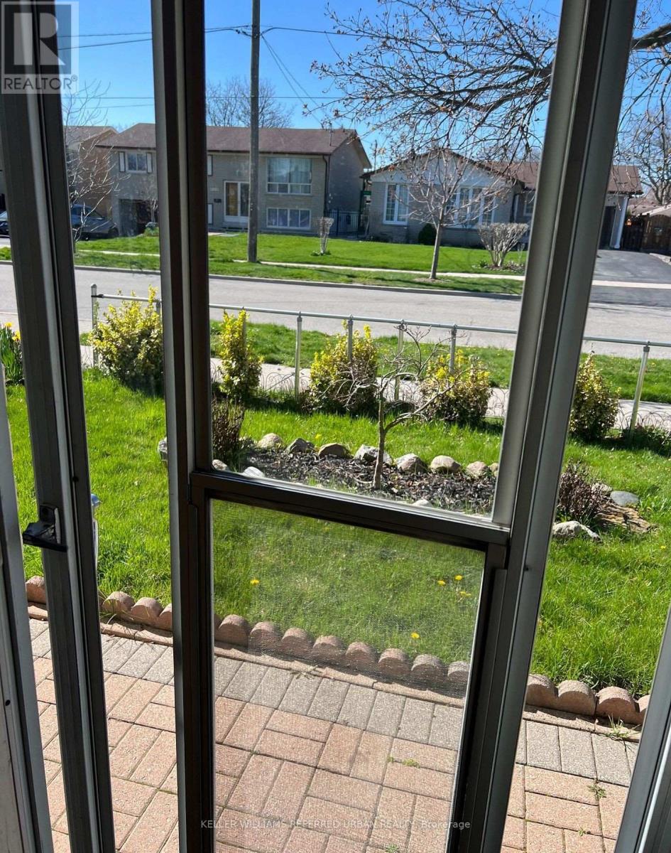 49 Dundee Drive, Toronto, Ontario  M3J 1H7 - Photo 4 - W12052053