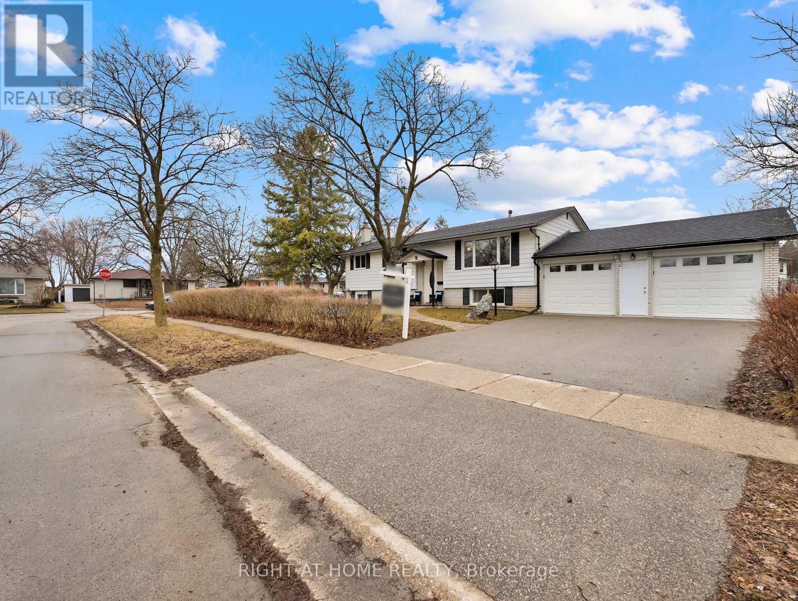 Property at 2 CHARTWELL CRES image 2