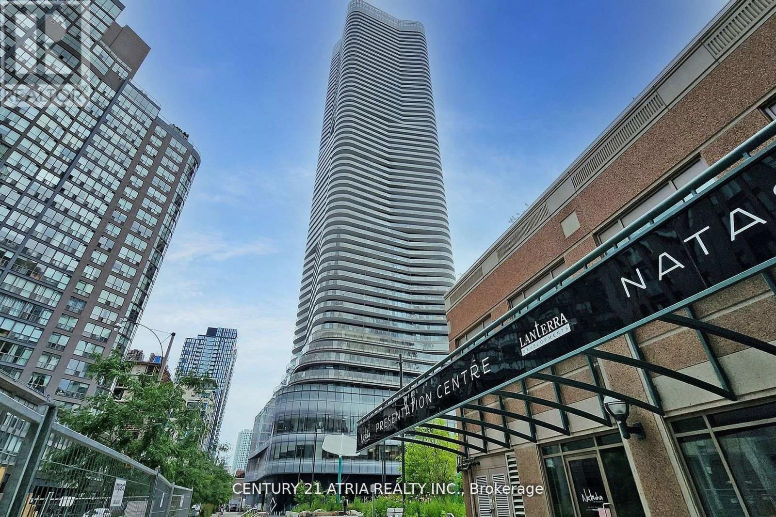 612 - 11 Wellesley Street W, Toronto, Ontario  M4Y 0G4 - Photo 2 - C12052176