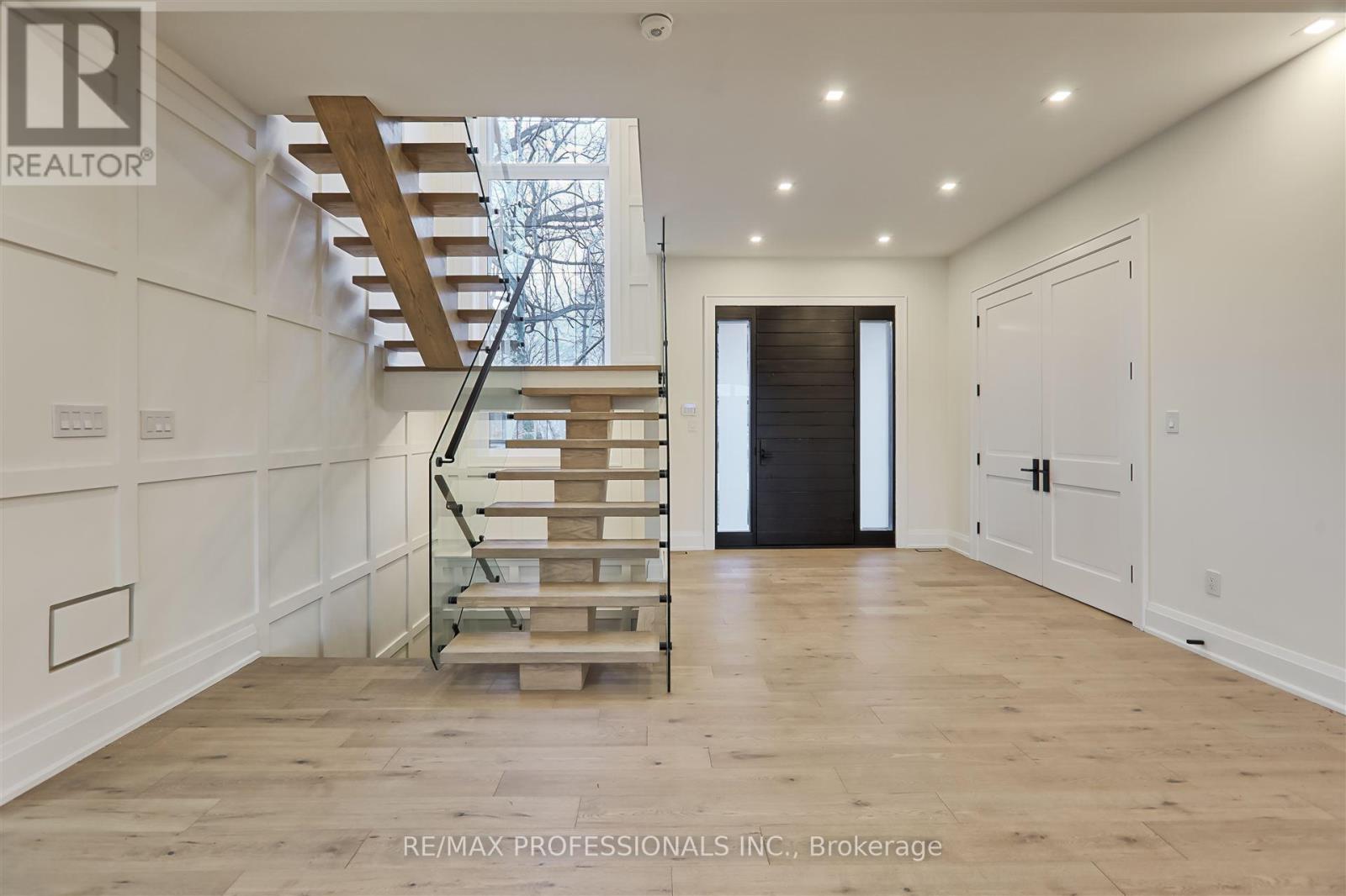 Property at 7 FARNINGHAM CRESCENT image 4