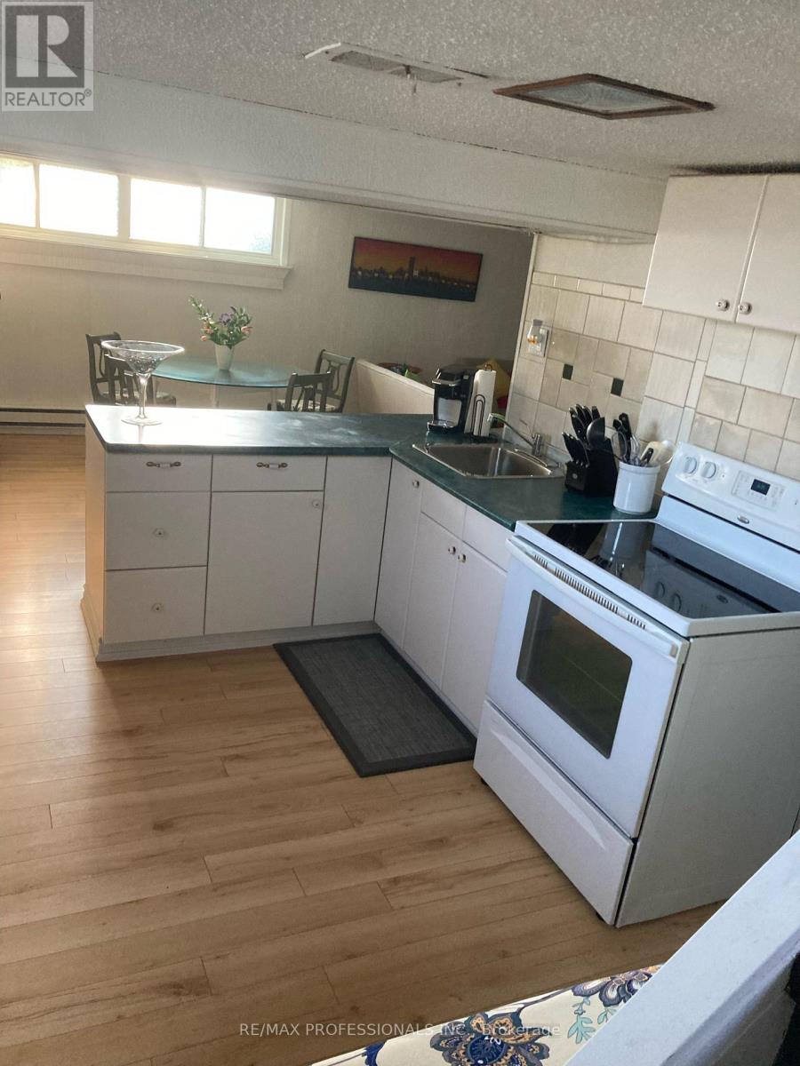 997 Islington Avenue, Toronto, Ontario  M8Z 4R2 - Photo 4 - W12052208