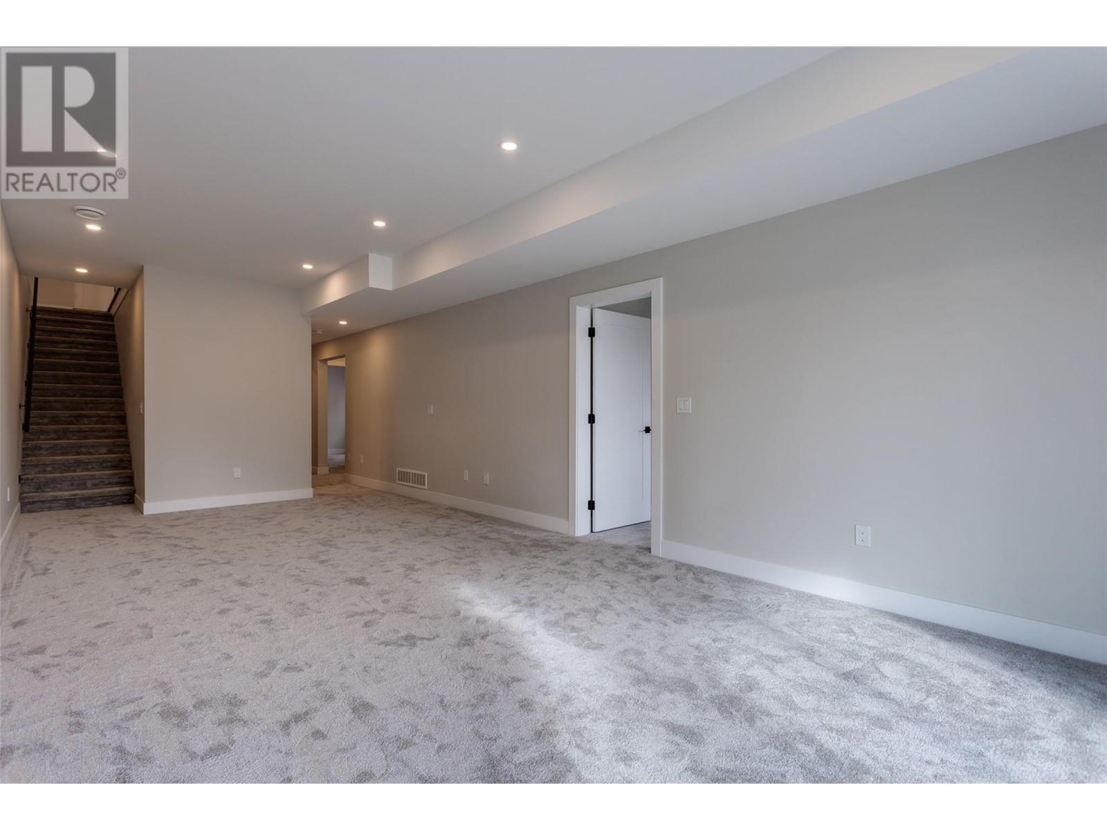 Property at 1675 HARBOUR VIEW Crescent image 4