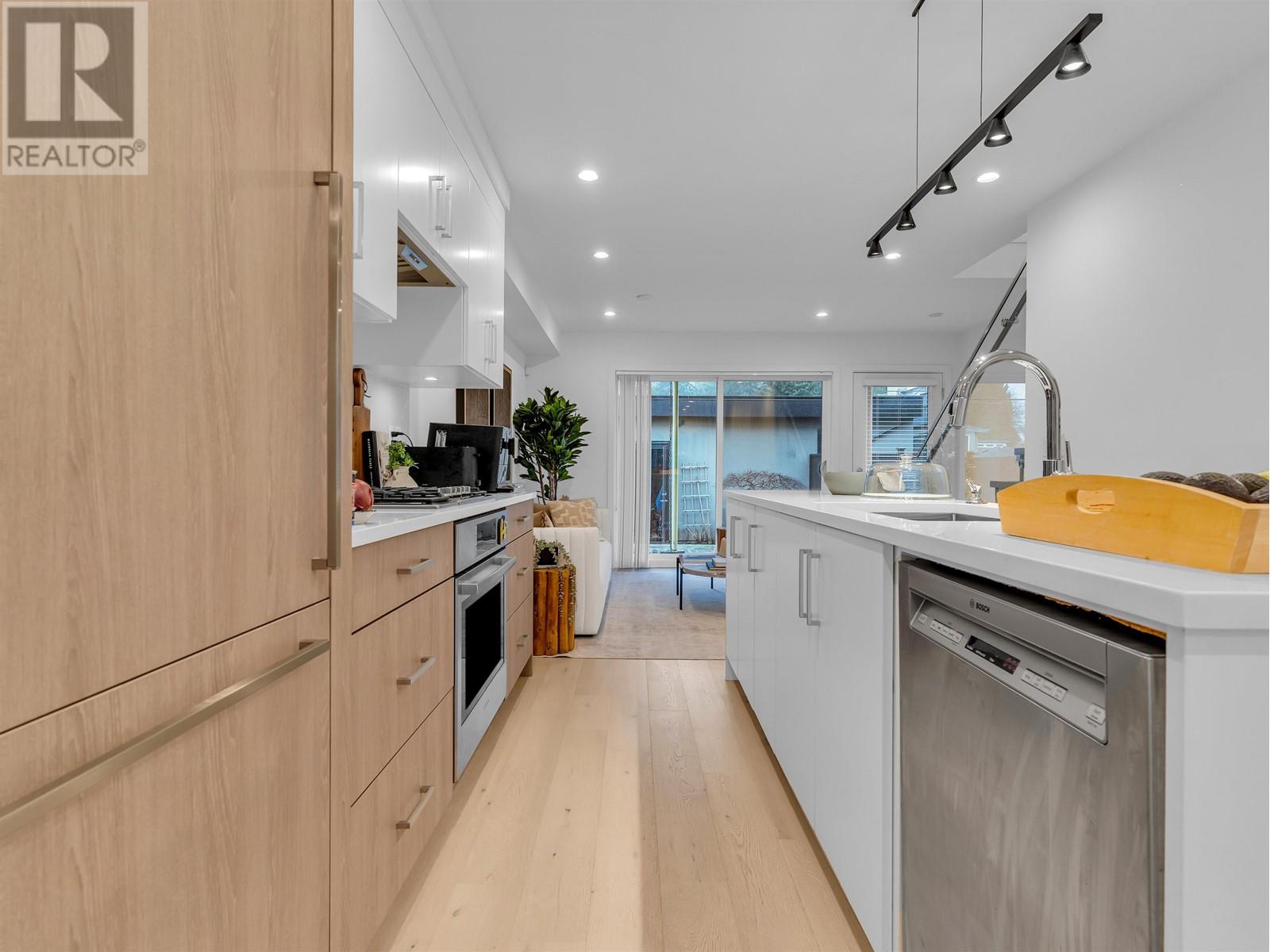 244 W 18th Street, North Vancouver, British Columbia  V5Y 2A7 - Photo 8 - R2983998