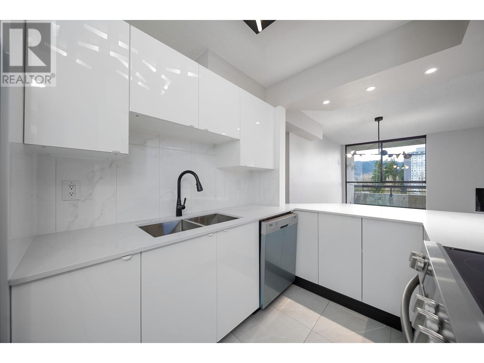 1101 3737 Bartlett Court, Burnaby, British Columbia  V3J 7E3 - Photo 1 - R2984017